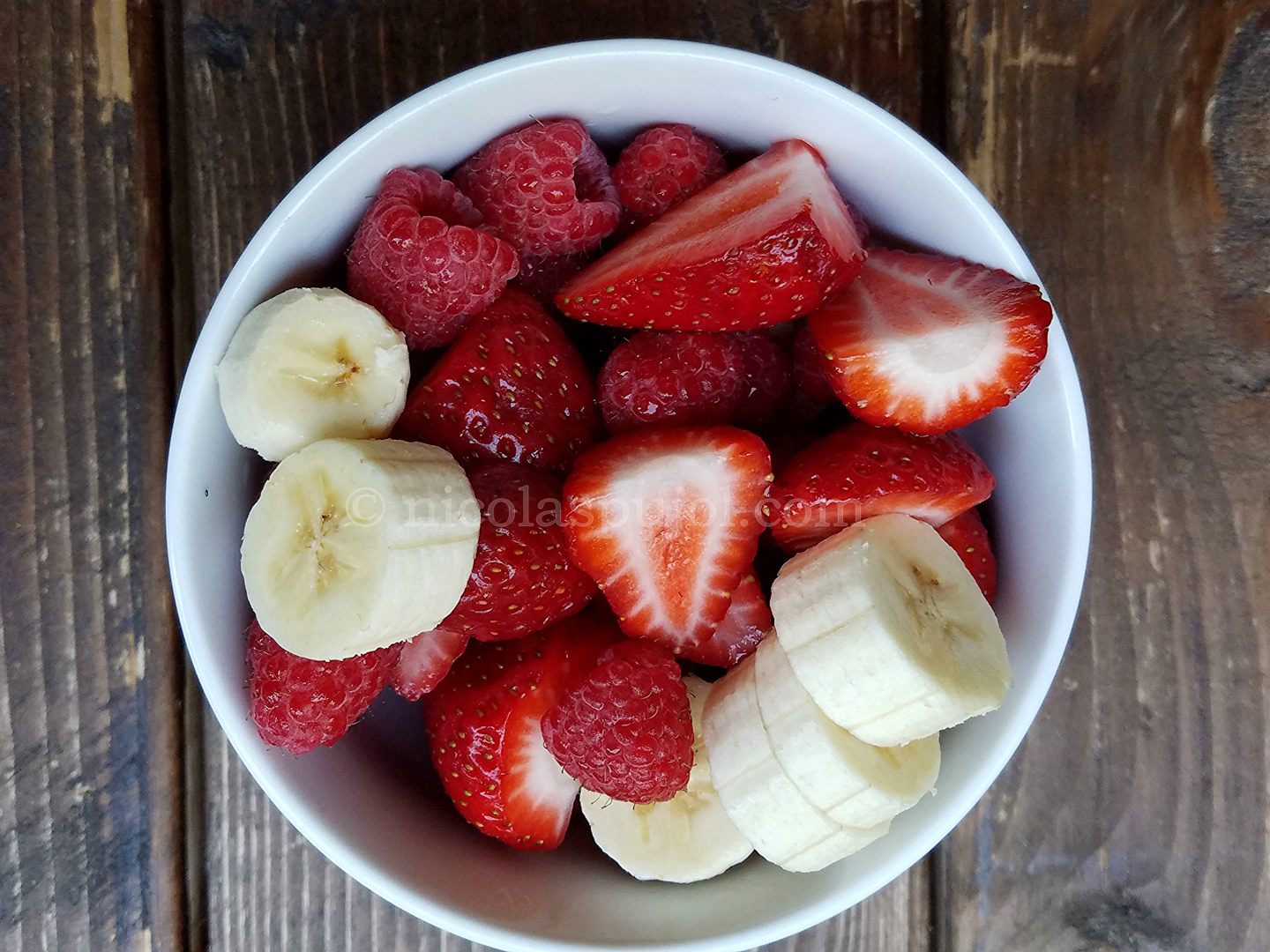 Strawberry raspberry banana fruit salad