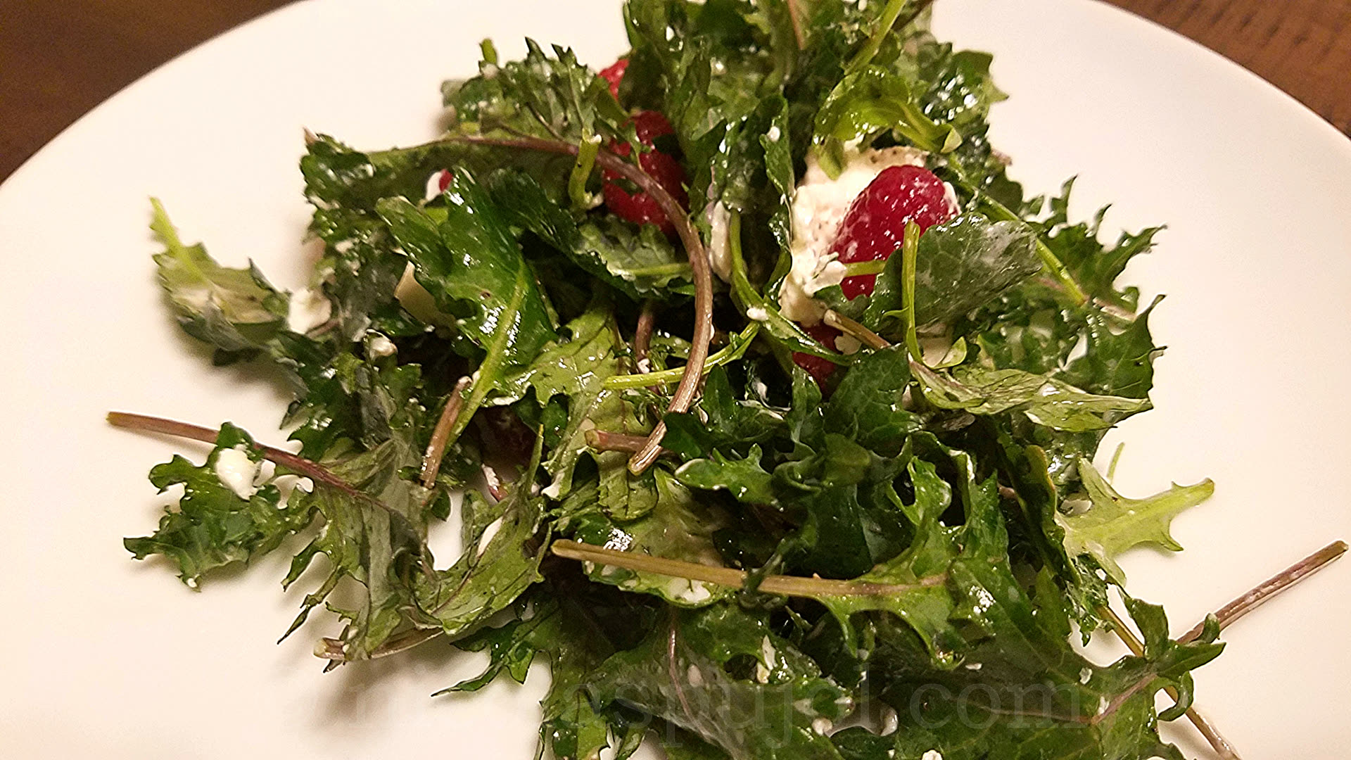 Baby kale, goat cheese and raspberry salad Salads