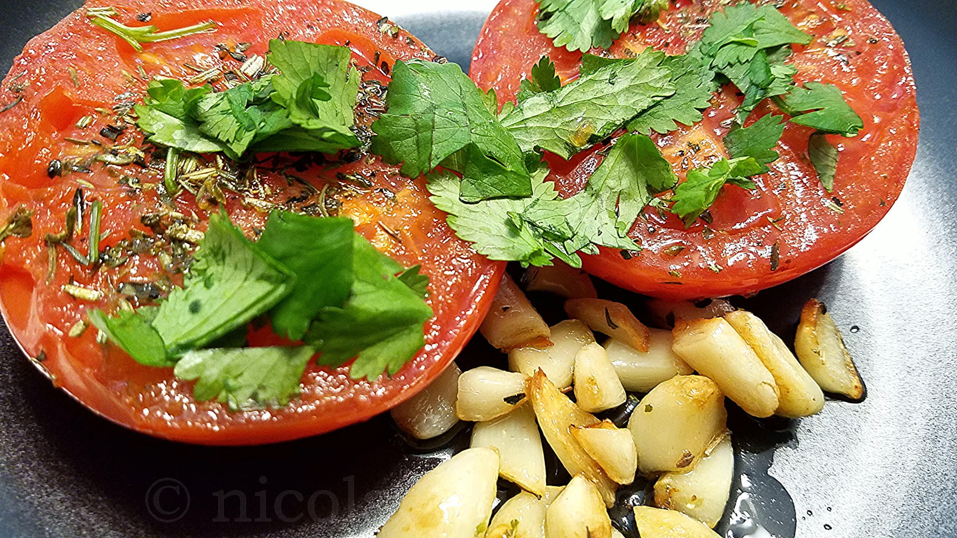 Tomates à la provençale: seared tomatoes with herbs and garlic
