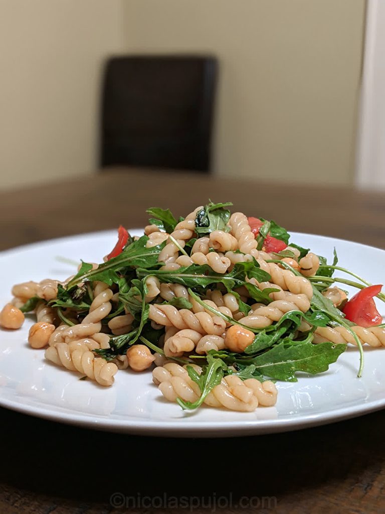 Low-fat pasta salad with garbanzo beans and arugula