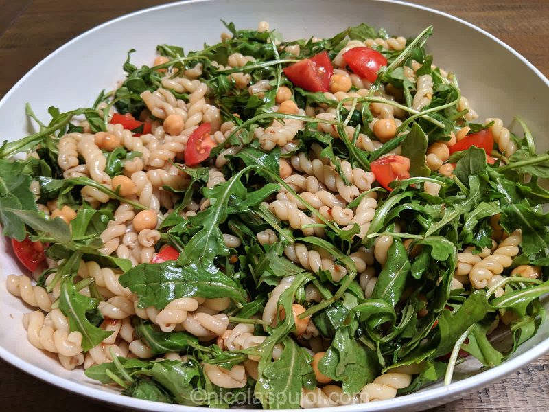 Oil-free pasta salad with arugula and balsamic vinegar