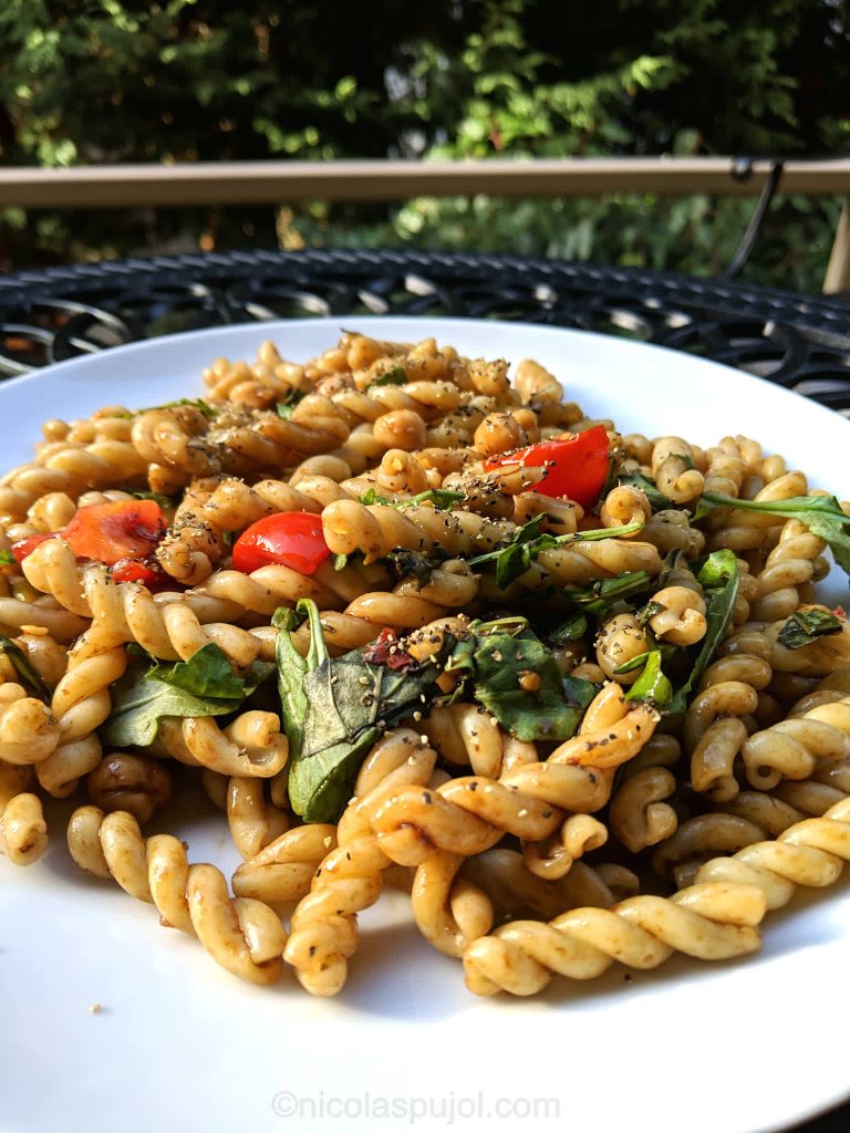 Oil-free pasta salad with arugula tomato and garbanzo beans