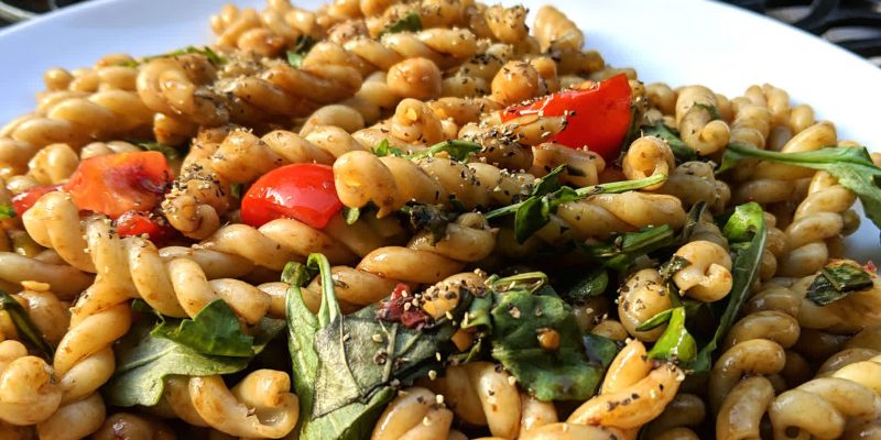 Oil-free pasta salad with arugula tomato and garbanzo beans