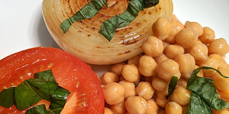 Oil-free steamed tomato onion with garbanzo beans