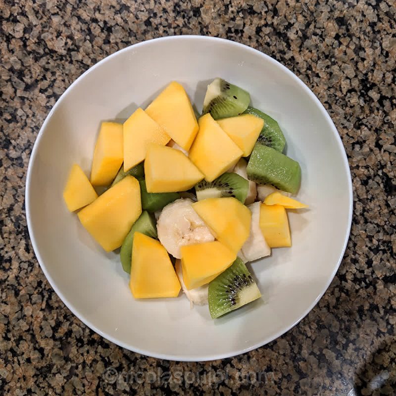 Mango, kiwi and banana for oatmeal