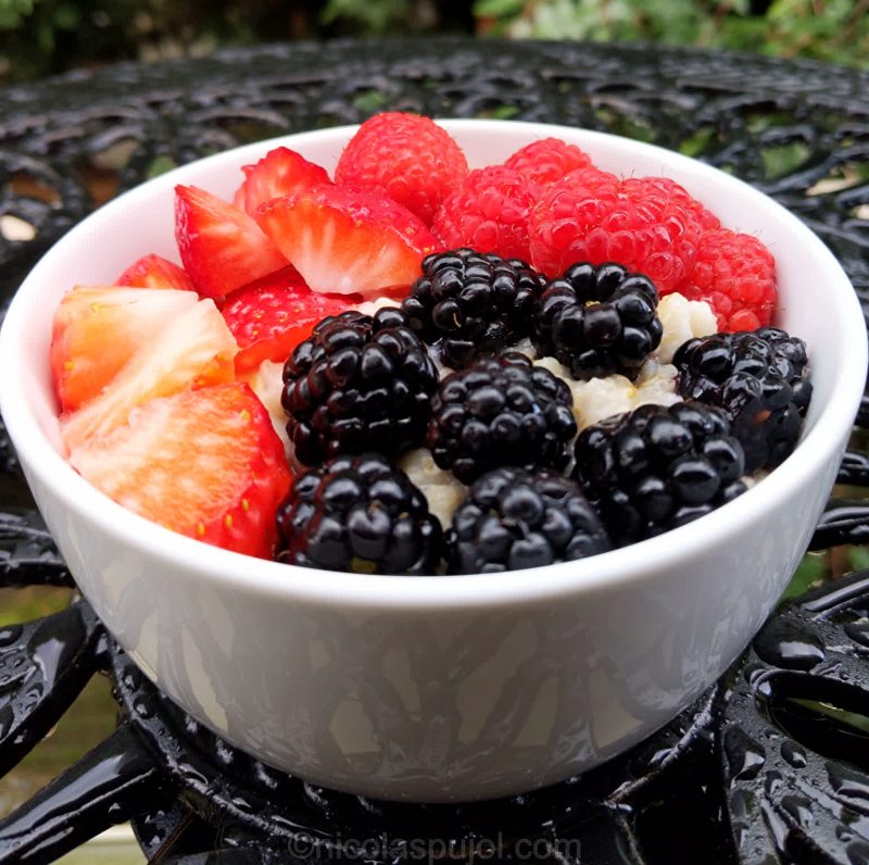 Berries breakfast recipe with oatmeal and lemon juice