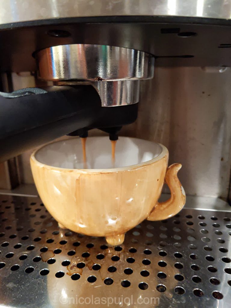 Make espresso coffee for plant-based latte