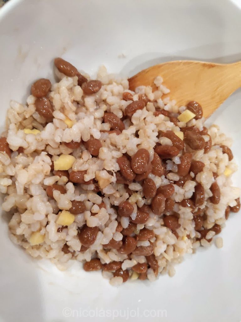 Mix in ginger with brown rice and natto