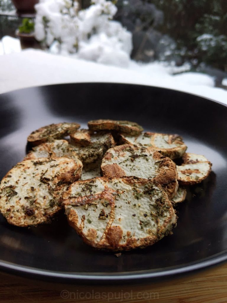 Nagaimo appetizer chips with ground pepper and dry herbs