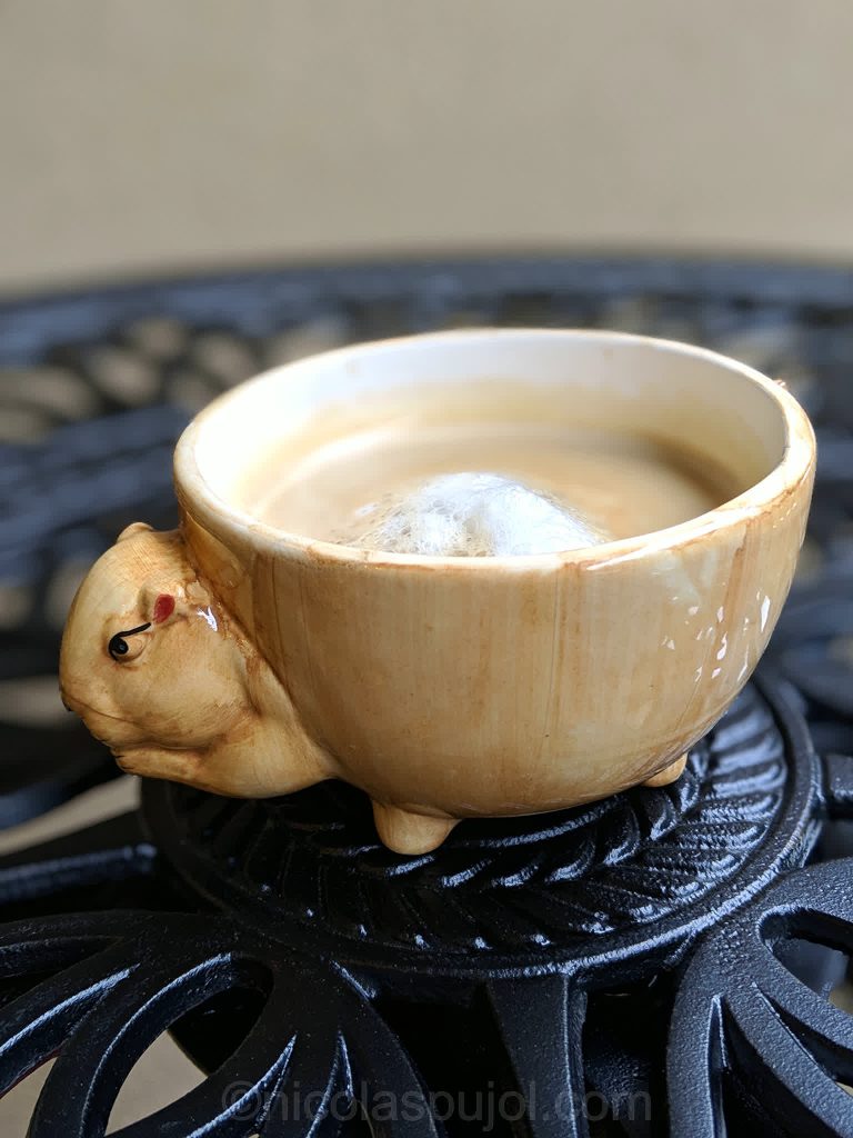 Plant-based almond milk latte (no sugar added)