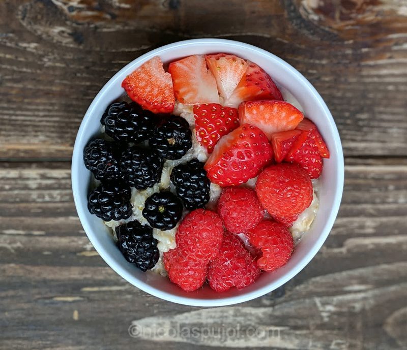 Simple and quick oatmeal and fruits breakfast bowl