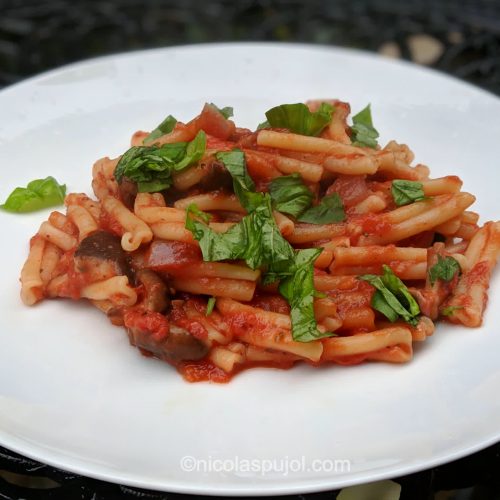 Easy vegan pasta in tomato sauce