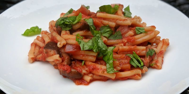 Easy vegan pasta in tomato sauce