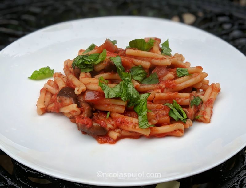 Easy vegan pasta in tomato sauce