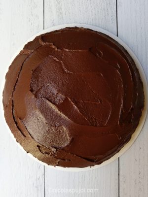 Put the frosting on the vegan chocolate cake