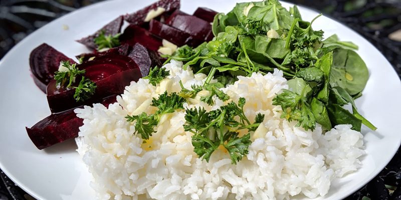 Beet, spinach and rice with oil-free dressing