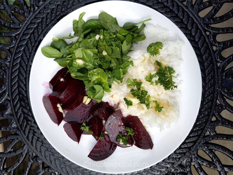 Low-fat rice, beets and spinach with orange garlic dressing