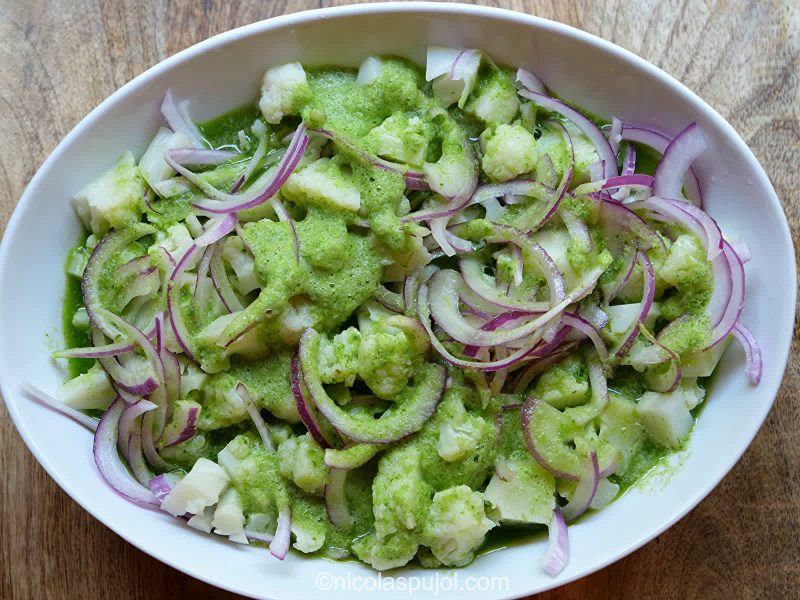 Mix the aguachile sauce with cauliflower and onions