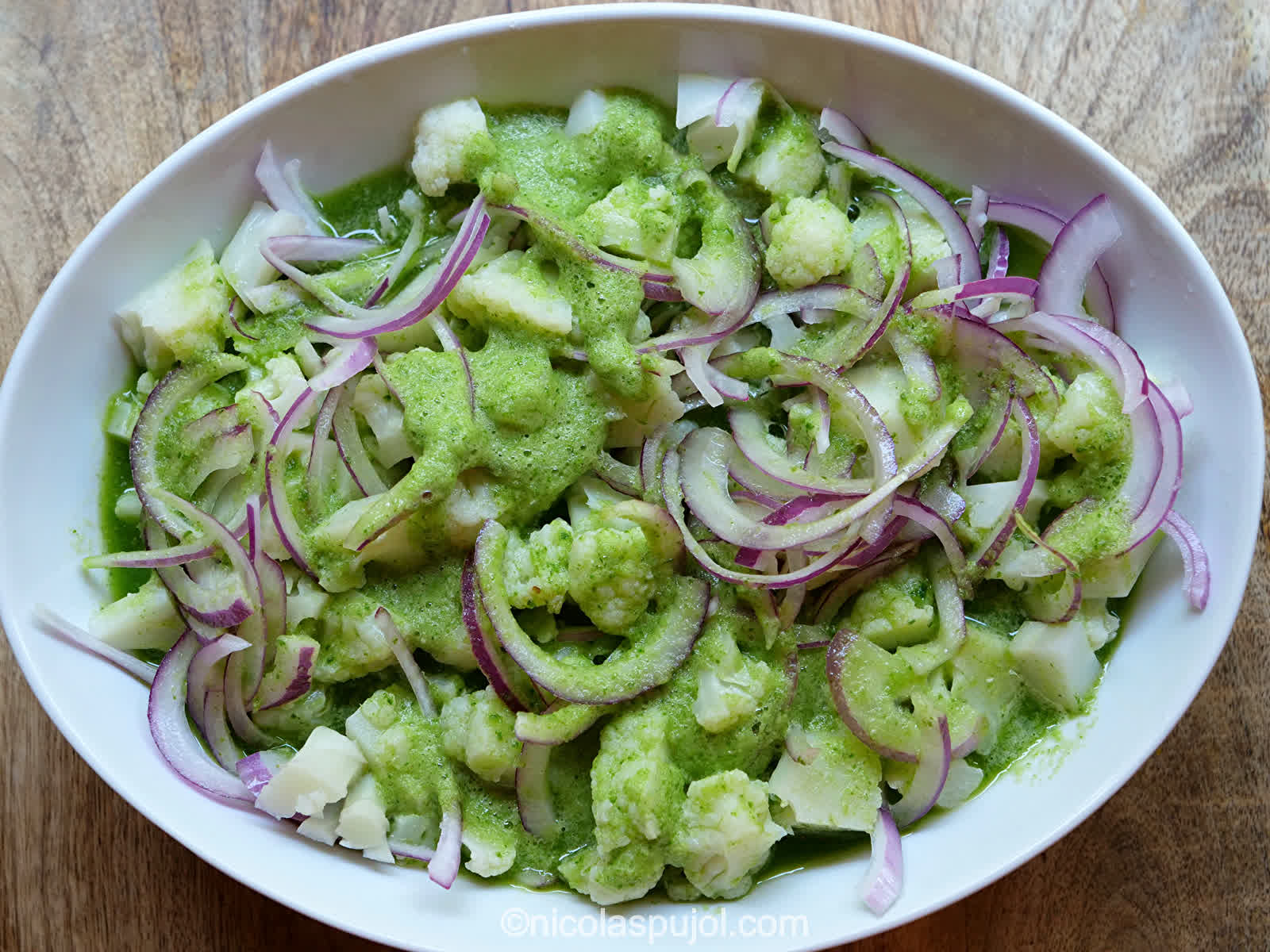 Mix the aguachile sauce with cauliflower and onions.