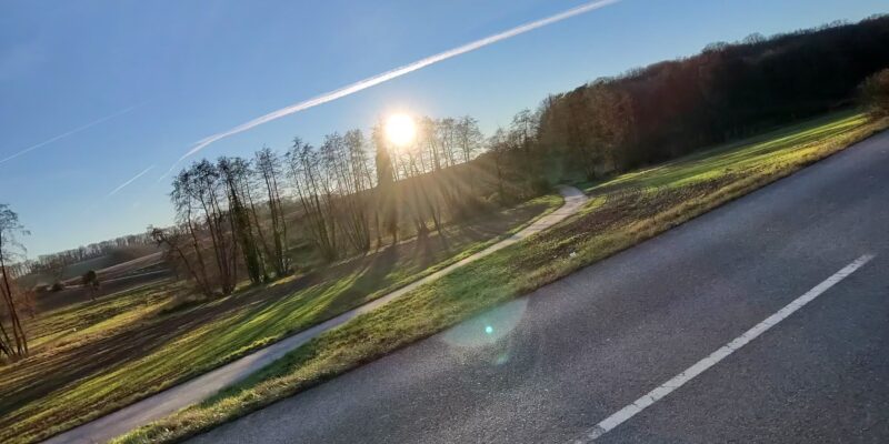 Fin Décembre 2025. En passant en vélo, voir le soleil en horizon, défiler.